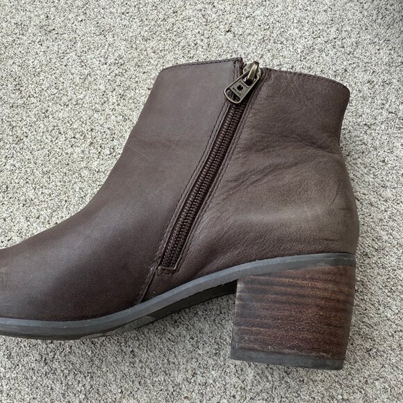 Lucky Brand Malvelia Brown Leather Stack Heel Size 7.5 Zip Booties Boots Ankle - Picture 8 of 13